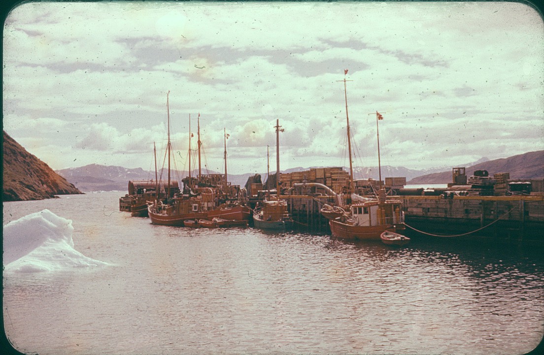 Narsarsuaq-billeder/Sm%E5%20kystb%E5de%20i%20havnen%20for%20at%20hente%20flypassagerer.jpg