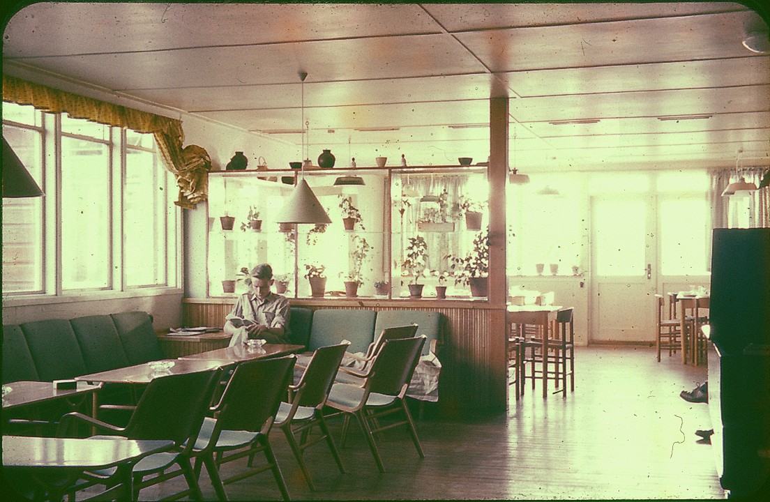 Narsarsuaq-billeder/Sofagruppen%20p%E5%20hotellet%20med%20Dam.jpg