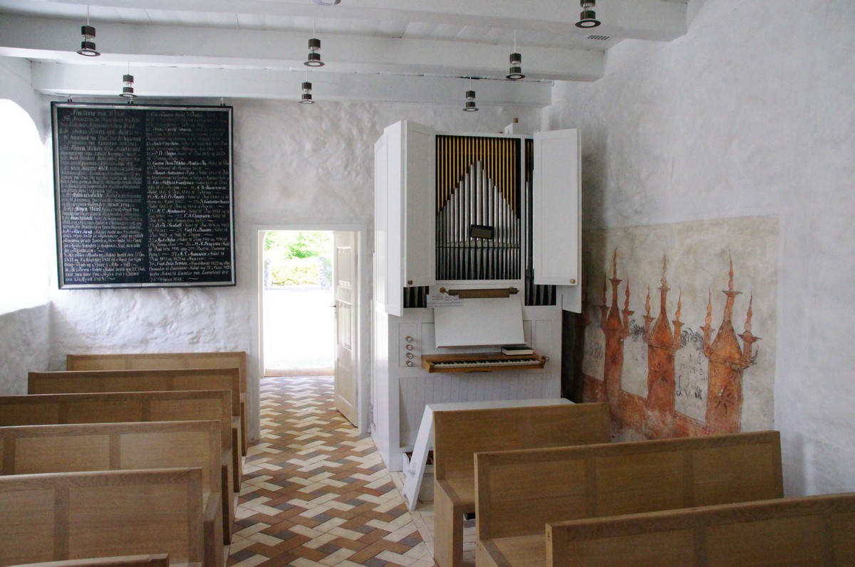 Ven%F8%20Kirke%20set%20fra%20alteret%20korr-1%20DSC01711.jpg