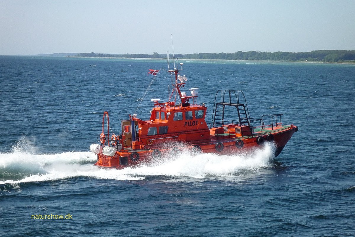 Tårs-Spodsbjerg Lodsbåden passerer for hjemgående korr JP -P1000231.jpg